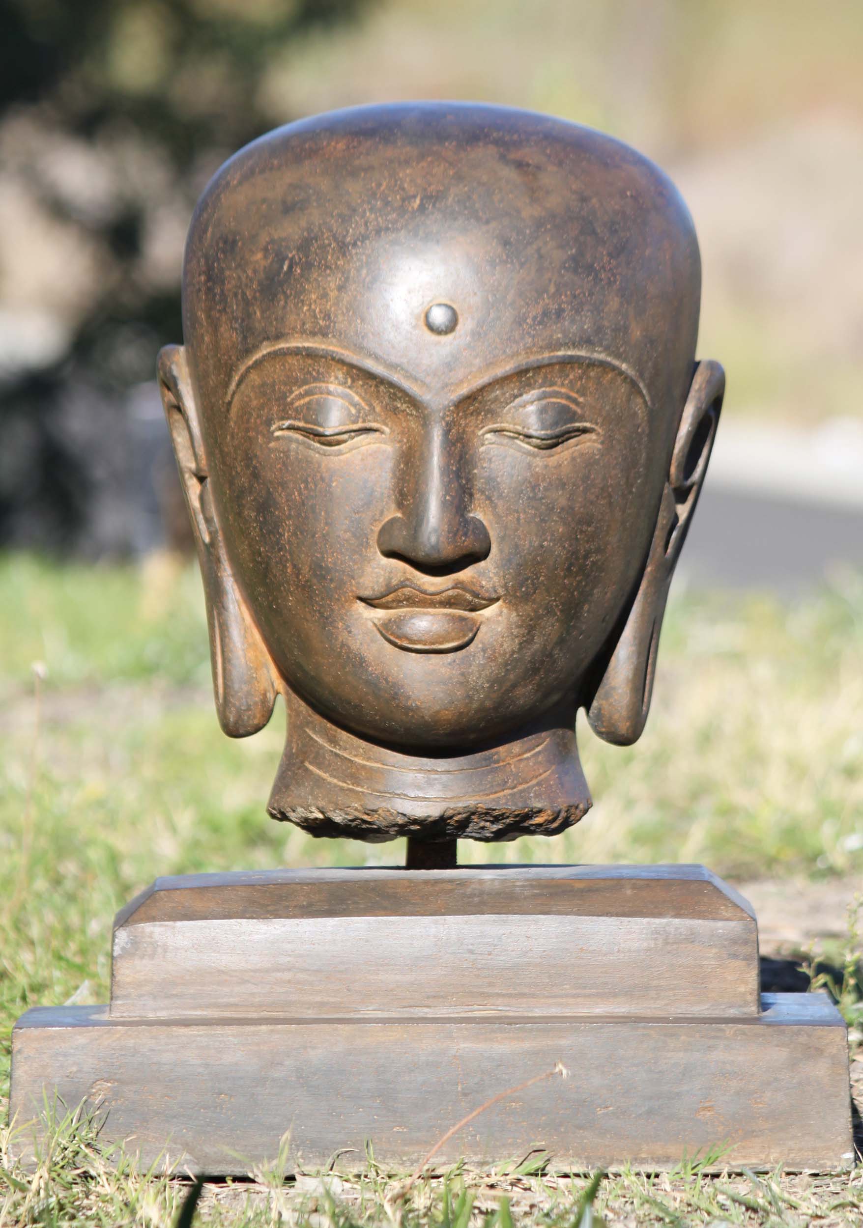 Расы для будды. Ежи Будда. Голова Будды. Урна у Будды. Голова Будды скульптура.